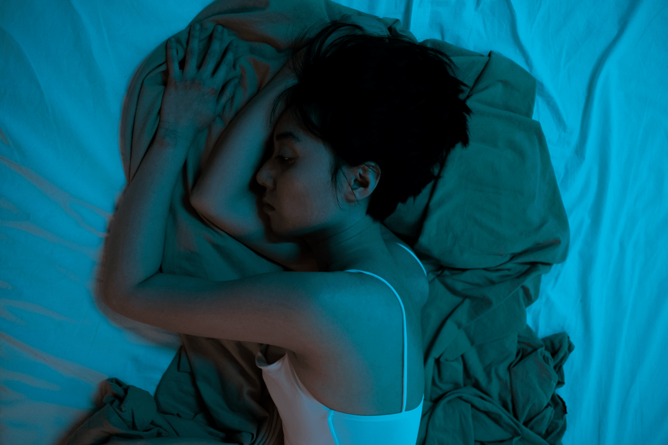 Jak usnout, když to nejde: Efektivní techniky pro rychlé usínání 1 spanek na matraci