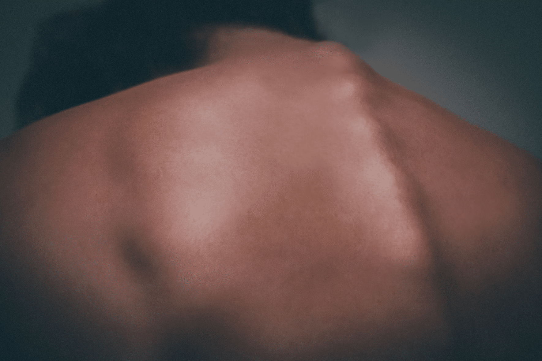 Slabý hluboký stabilizační systém se projevuje různě.