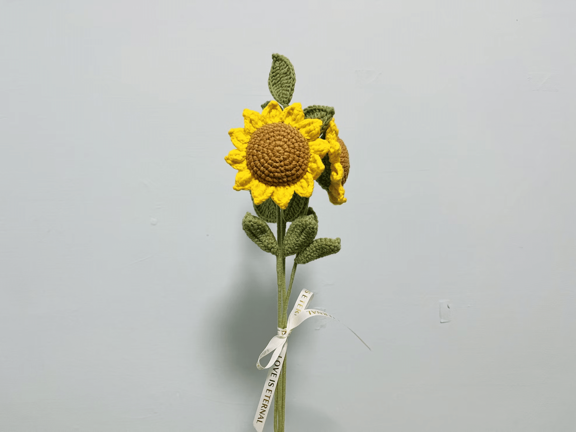 Jak se dá čekat, péče o umělé květiny je mnohem jednodušší než o živé.