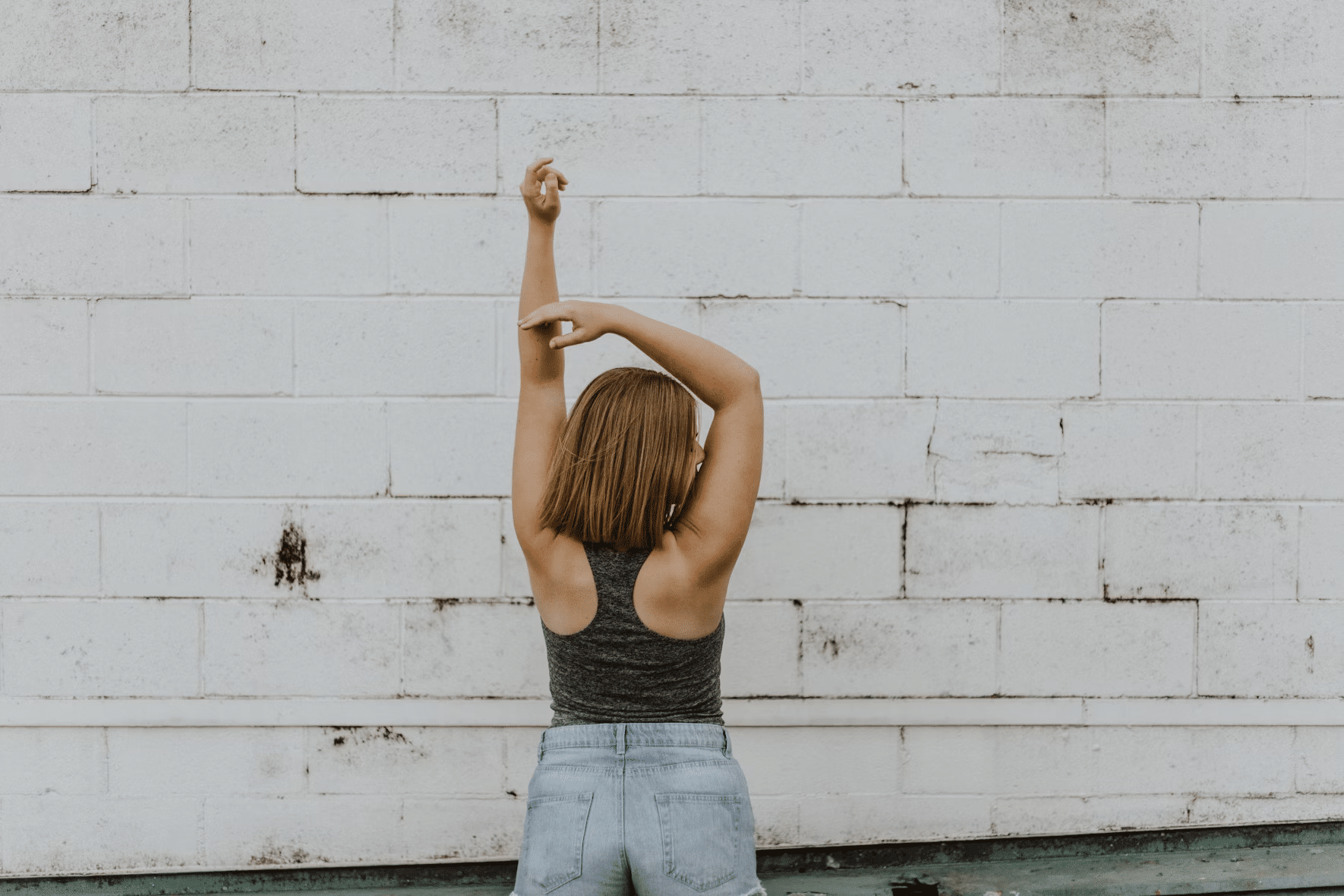 Cviky na zmrzlé rameno: Jak se zbavit bolesti? 2 Jemný strečink pro uvolnění kloubu