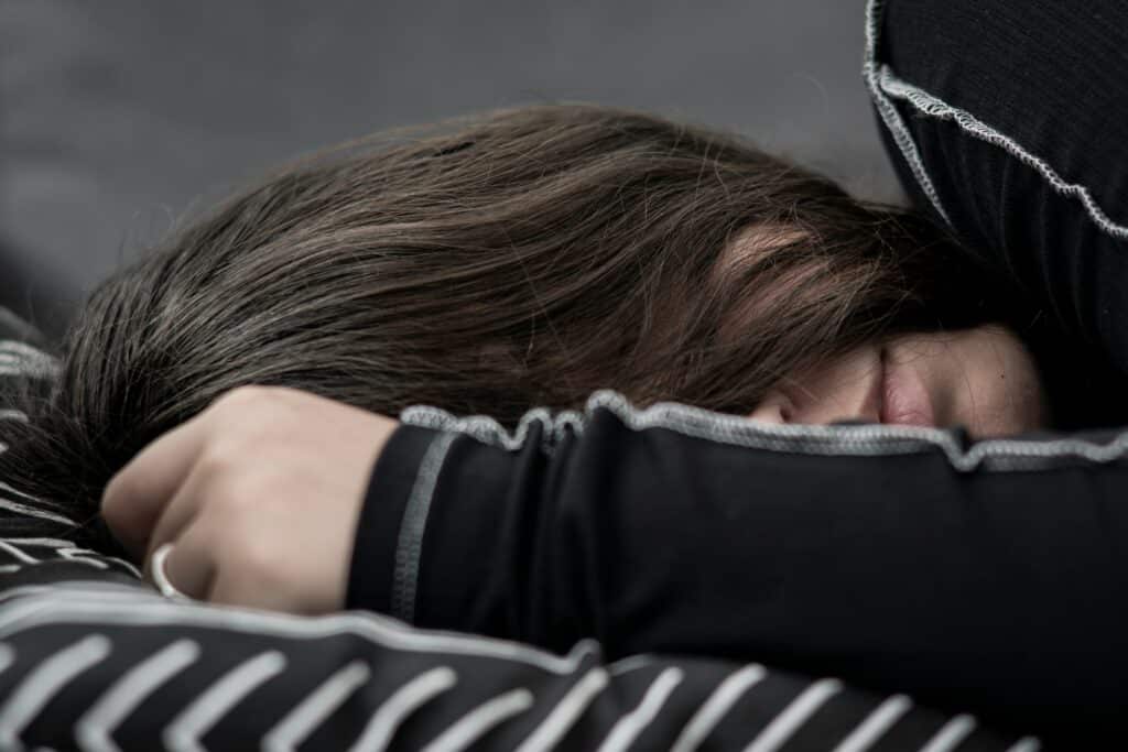 Tělo vás varuje. Tahle poloha ve spánku urychluje stárnutí 3 lucas van oort o8bfzqsv us unsplash