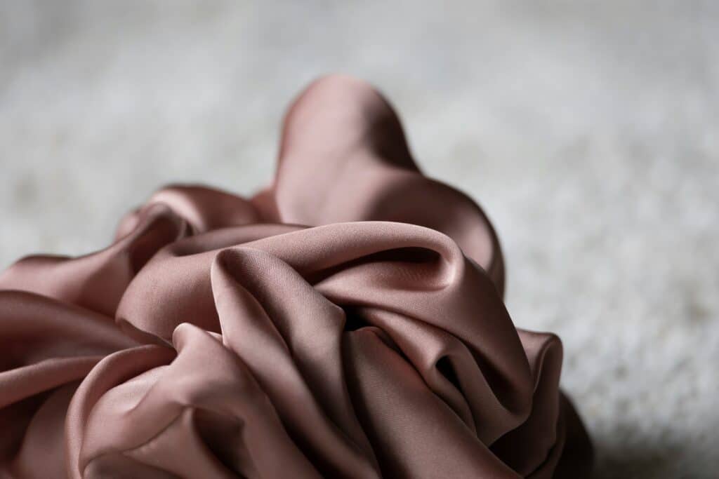 Rozdíl mezi pravým hedvábím a “hedvábným efektem”: Co se opravdu vyplatí 1 matt clark fzzwn6a7x5o unsplash