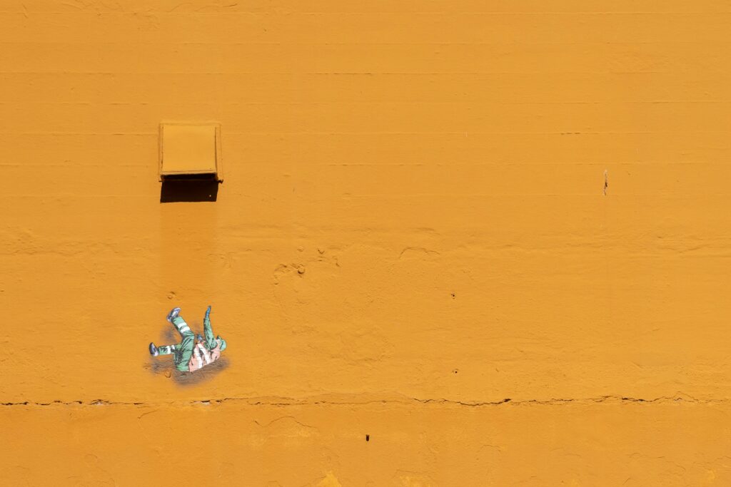 Sny o pádu: nejčastější vysvětlení, které vás nenechá spát 1 rod long 6qcxl9wl08w unsplash