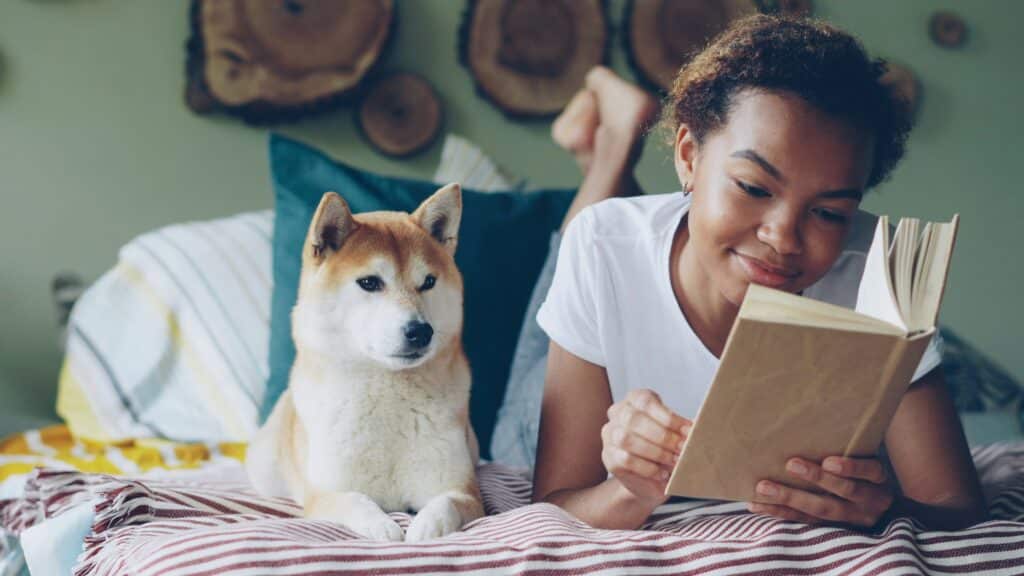 Spaní se psem: Miláček nebo hrozba pro vaše zdraví? 1 vitaly gariev hjsulbjzue4 unsplash