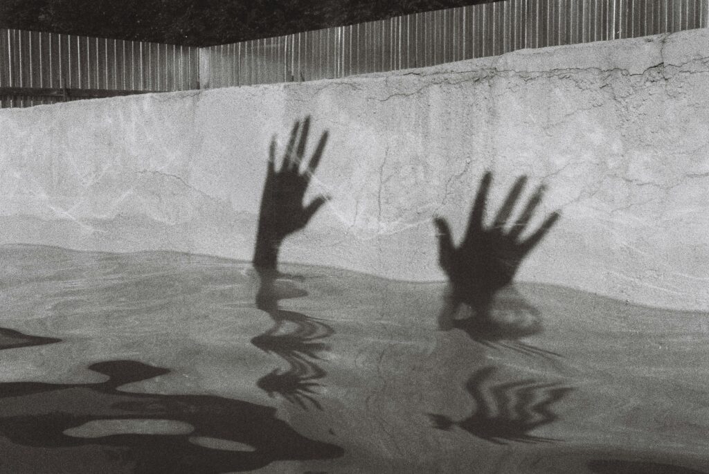 Topíte se ve snu? Možná vás něco zahlcuje 3 andreea popa c82wpni6a o unsplash